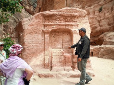 Wadi Musa, Ürdün, 18 Nisan 2008: Yerel bir rehber turistlere Ürdün 'deki Wadi Musa kentindeki Petra Tarihi Rezervi' nin tarihini anlatıyor