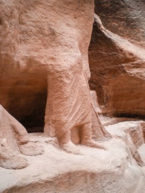 Ürdün 'de Petra' nın Petra kenti yakınlarındaki tarihi Petra Rezervi 'nin Al Siq vadisi duvarına oyulmuş heykellerin kalıntıları.