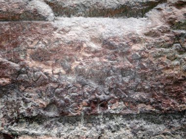 Ürdün 'deki Petra' nın Petra kenti yakınlarındaki Petra 'nın Tarihi Rezervi' nin Al Siq geçidi duvarına oyulmuş Nabataean yazıları
