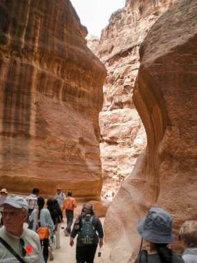 Vadi Musa, Ürdün, 18 Nisan 2008: Turistler Ürdün 'de Petra' ya ev sahipliği yapan Wadi Musa kenti yakınlarındaki Petra 'nın Tarihi Rezervi Al Siq vadisi boyunca yürürler