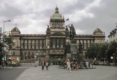 Prag, Çek Cumhuriyeti, 26 Temmuz 2010: Çek Cumhuriyeti 'nin Prag kentindeki Wenceslas Meydanı' ndaki şehir müzesinin önündeki at sırtında Aziz Wenceslas anıtının akşam manzarası