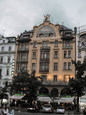 Prag, Çek Cumhuriyeti, 26 Temmuz 2010: Çek Cumhuriyeti 'nin başkenti Prag' daki Wenceslas Meydanı 'ndaki Grand Hotel Europa binasının akşam manzarası