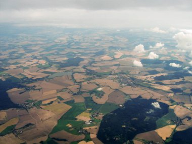 Anakara Avrupa üzerinde uçan uçağın penceresinden İsrail 'deki Tel Aviv şehrinden Akdeniz ve Avrupa' ya bakın.