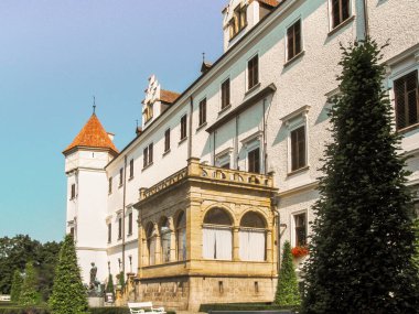 Prag, Çek Cumhuriyeti, 27 Temmuz 2010: Çek Cumhuriyeti 'nde iyi korunmuş ve iyi korunmuş Konopiste Kalesi