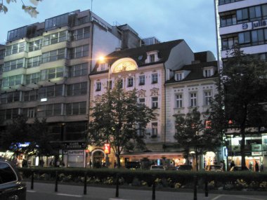 Prag, Çek Cumhuriyeti, 26 Temmuz 2010: Çek Cumhuriyeti 'nin başkenti Prag' daki Wenceslas Meydanı 'nın bir kısmının alacakaranlıkta görülmesi