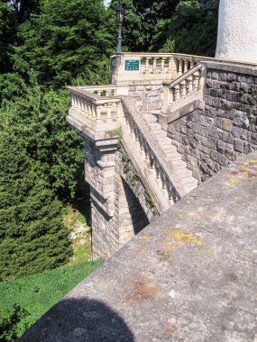 Prag, Çek Cumhuriyeti, 27 Temmuz 2010: Çek Cumhuriyeti 'ndeki Konopiste kalesindeki kale bahçesine çıkan taş merdivenli dekoratif taş balkon