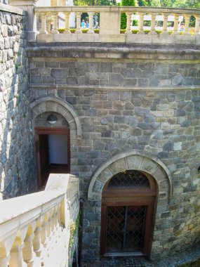 Prag, Çek Cumhuriyeti, 27 Temmuz 2010: Çek Cumhuriyeti 'ndeki Konopiste Şatosu' ndaki saray cephelerinden birinin taş işçiliği