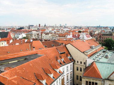 Çek Cumhuriyeti 'nin Prag kentinin yakınındaki Eski Şehir Köprüsü Kulesi' nden görüntüyü al.