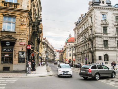Prag, Çek Cumhuriyeti, 27 Temmuz 2010: Prag 'ın eski kesiminde antik bir binaya sahip sokaklar