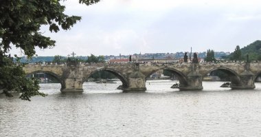 Charles Köprüsü, Prag 'ın Çek Cumhuriyeti' ndeki eski bölümlerinden görülebiliyor.