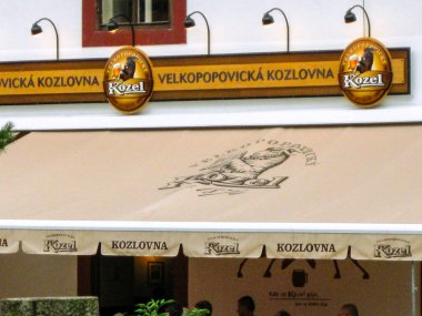 Prag, Çek Cumhuriyeti, 27 Temmuz 2010: Çek Cumhuriyeti 'nin Velce Popovice kentindeki Kozel bira fabrikası yakınlarında Kozel birası satan bir mağazaya imza atın