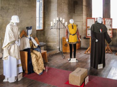 Prag, Çek Cumhuriyeti, 27 Temmuz 2010: Çek Cumhuriyeti 'nin Prag' ın eski kesimindeki Eski Şehir Köprüsü 'ndeki müzede ortaçağ giysileri sergileniyor