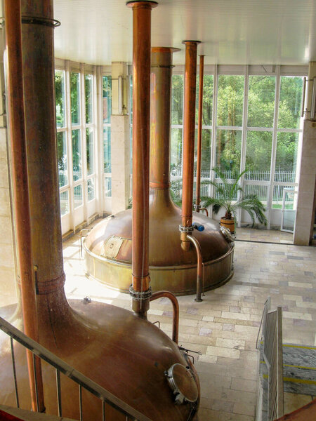 Прага, Чехия, 27 июля 2010 г.: Большие медные бочки для пивоварения на пивоваренном заводе "Козель" в городе Вельце Поповице в Чехии