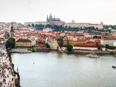 Prag, Çek Cumhuriyeti, 27 Temmuz 2010: Vltava Nehri üzerindeki Eski Şehir Köprüsü 'nden ve Çek Cumhuriyeti' nin Prag kentindeki eski kentten görüntü