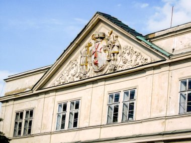 Prag, Çek Cumhuriyeti, 27 Temmuz 2010: Kryzhovnyk yakınlarındaki Galeri 'nin üst kısmı Çek Cumhuriyeti' nin eski Prag bölgesinde dini levreklerle süslenmiş.