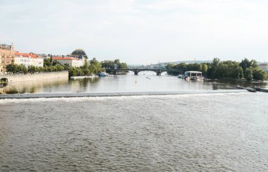 Çek Cumhuriyeti 'nin Prag' ın eski kesimindeki Vltava Nehri 'nde akıntılar