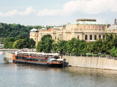 Prag, Çek Cumhuriyeti, 27 Temmuz 2010: Çek Cumhuriyeti 'nin Prag' ın eski kesiminde Vltava Nehri kıyısında yüzen bir restoran demirlemiştir.