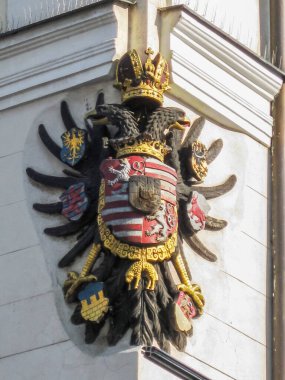 Prag, Çek Cumhuriyeti, 27 Temmuz 2010: Çek Cumhuriyeti 'nin Prag bölgesindeki eski bir binanın köşesindeki arma