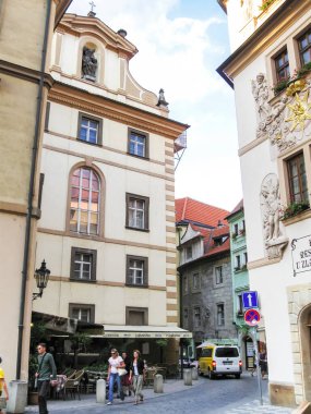 Prag, Çek Cumhuriyeti, 27 Temmuz 2010: Çok sayıda turist eski kentin sokaklarında yürüyor ve Çek Cumhuriyeti 'ndeki Prag manzaralarını görüyorlar