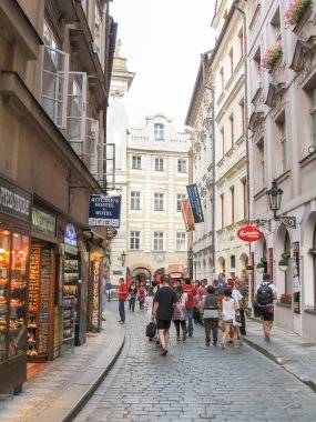 Prag, Çek Cumhuriyeti, 27 Temmuz 2010: Çok sayıda turist eski kentin sokaklarında yürüyor ve Çek Cumhuriyeti 'ndeki Prag manzaralarını görüyorlar