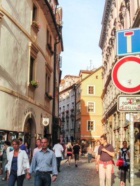 Prag, Çek Cumhuriyeti, 27 Temmuz 2010: Çok sayıda turist eski kentin sokaklarında yürüyor ve Çek Cumhuriyeti 'ndeki Prag manzaralarını görüyorlar