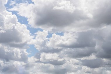 Kuzey İsrail üzerindeki mavi bahar gökyüzündeki bulutların olağanüstü güzelliği.