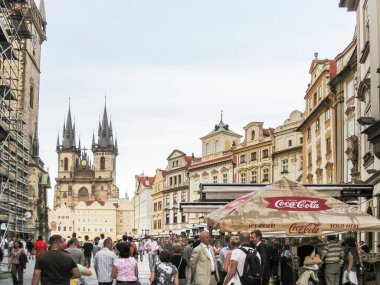 Prag, Çek Cumhuriyeti, 27 Temmuz 2010: Çek Cumhuriyeti 'nin Prag kentinin eski Meydanı boyunca çok sayıda turist yürüyor