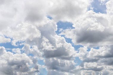 Kuzey İsrail 'de mavi baharda gökyüzünde bulutların unutulmaz güzelliği.