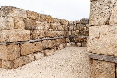 Kenan Sarayı 'nın iç duvarlarının kalıntıları İsrail' in kuzeyindeki Yokneam kenti yakınlarındaki Megiddo sahasının Kenan Kalesi 'nin kazısında bulundu.