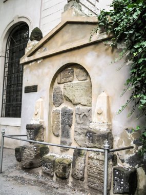 Çek Cumhuriyeti 'nin Prag bölgesindeki Pinchas Sinagogu yakınlarındaki eski Yahudi mezarlığındaki Gotik mezar taşlarının parçaları.