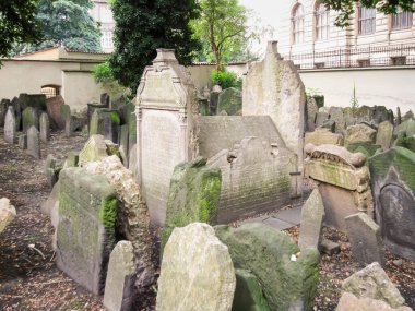 Çek Cumhuriyeti 'nin Prag bölgesindeki Pinchas Sinagogu yakınlarındaki eski Yahudi mezarlığı.