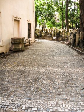 Pinkhas Sinagogu 'nun kaldırım taşı bahçesinde Prag' daki Yahudi bölgesinde Yahudi mezarlığı bulunuyor.