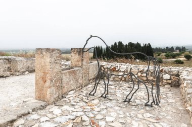 Yokneam, İsrail, 26 Nisan 2024: İsrail 'in kuzeyindeki Yokneam kenti yakınlarındaki Megiddo sahasının Kenan Kalesi kazılarında taş bir ahırın kalıntılarındaki bir atın demir modeli