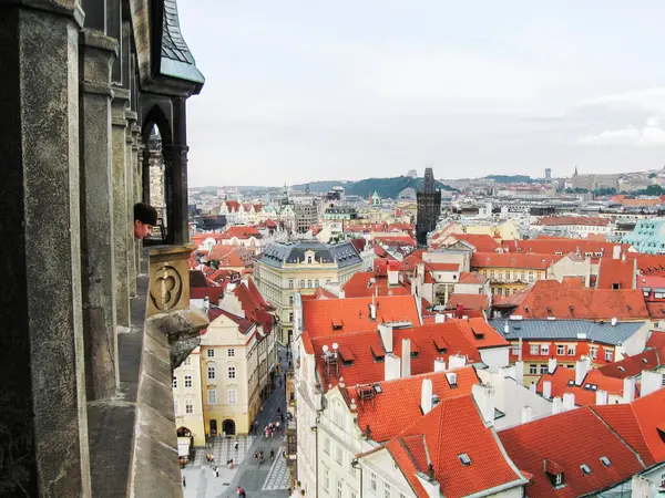 Eski belediye binasının yüksekliğinden Çek Cumhuriyeti 'nin Prag şehrinin eski kısmındaki komşu şehre bak.