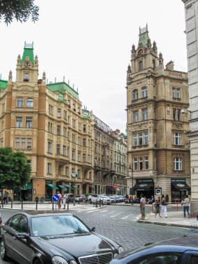 Prag, Çek Cumhuriyeti, 29 Temmuz 2010: Çek Cumhuriyeti 'nin Prag kentindeki Yahudi bölgesinde V Kolkivna Caddesi' nin köşesi