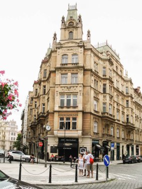 Prag, Çek Cumhuriyeti, 29 Temmuz 2010: Çek Cumhuriyeti 'nin Prag kentindeki Yahudi bölgesinde V Kolkivna Caddesi' nin köşesi