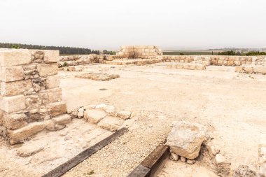 Kent meydanının kalıntıları İsrail 'in kuzeyindeki Yokneam şehrinin yakınlarındaki Megiddo sahasının Kenan Kalesi kazısında bulundu.