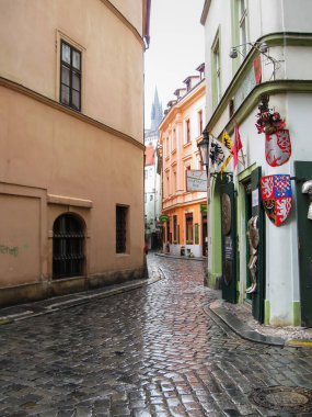 Prag, Çek Cumhuriyeti, 29 Temmuz 2010: Çek Cumhuriyeti 'nin Prag' ın eski kesiminde yağmurdan ıslanmış boş cadde