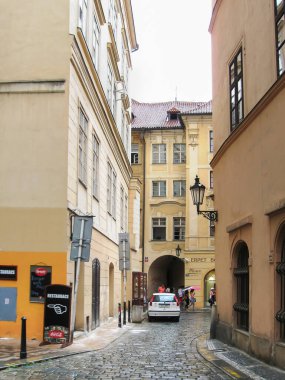 Prag, Çek Cumhuriyeti, 29 Temmuz 2010: Çek Cumhuriyeti 'nin eski Prag bölgesinde yağmurdan ıslanmış boş cadde