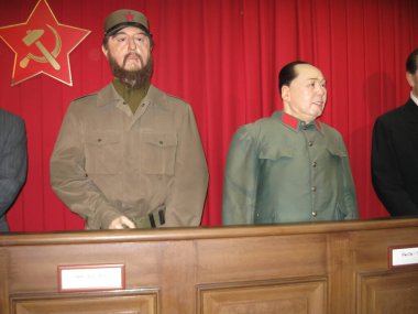 Prag, Çek Cumhuriyeti, 29 Temmuz 2010: Çek Cumhuriyeti 'nin Prag kentindeki balmumu müzesinde Fidel Castro ve Mao Zedong' un mum heykeli