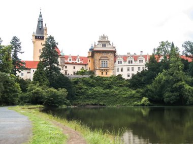 Pruhonice, Çek Cumhuriyeti, 30 Temmuz 2010: Şato botanik bahçesinden Çek Cumhuriyeti Pruhonice Şatosu 'na