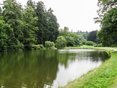 Çek Cumhuriyeti Pruhonice 'daki Pruhonice Kalesi' nden kalenin botanik bahçesinde göl.