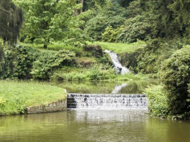 Çek Cumhuriyeti Pruhonice Şatosu 'ndaki Pruhonice Kalesi' nden kalenin botanik bahçesindeki yapay ve doğal şelaleler.