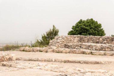 İsrail 'in kuzeyindeki Yokneam kenti yakınlarındaki Megiddo sahasının Kenan Kalesi kazısında kent meydanı kalıntıları bulundu.
