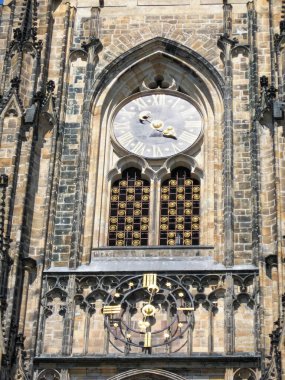 Prag, Çek Cumhuriyeti, 31 Temmuz 2010: Çek Cumhuriyeti 'nin Prag kentindeki St. Vitus Katedrali' nin dış duvarında dekoratif saat