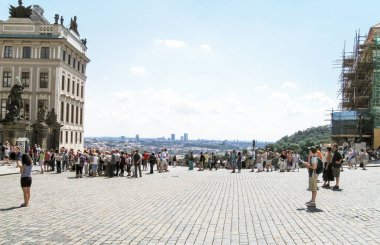 Prag, Çek Cumhuriyeti, 31 Temmuz 2010: Prag Prag 'daki Yeni Kraliyet Sarayı' nın önündeki Hradcany Meydanı 'ndan Prag' a bakış