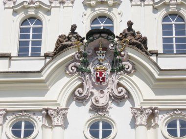 Prag, Çek Cumhuriyeti, 31 Temmuz 2010: Çek Cumhuriyeti Prag 'daki Yeni Kraliyet Sarayı binasının cephesinde dekoratif süsleme