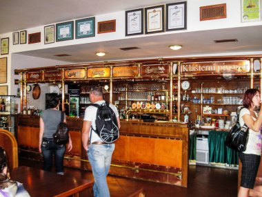 Prag, Çek Cumhuriyeti, 31 Temmuz 2010: Turistler Çek Cumhuriyeti 'ndeki Prag' daki Strahov Manastırı 'nı ziyaret ettiler