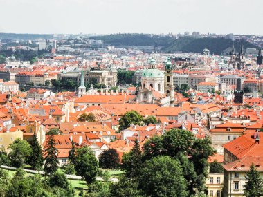 Çek Cumhuriyeti 'nin Prag kentinin Hradcany ilçesinin yükseklerinden görüntü