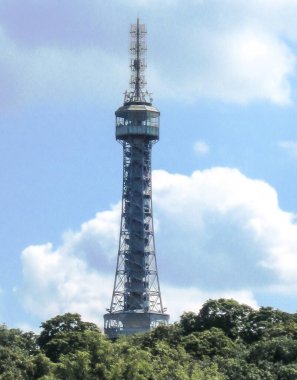 Petrin gözlem kulesi 1892 'de Çek Cumhuriyeti' nin Prag kentindeki Petrin tepesindeki parkta inşa edildi.